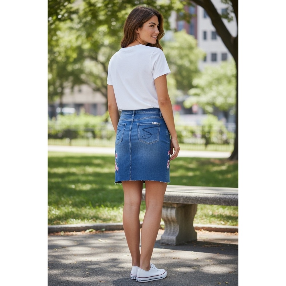 Seven7 Women Floral Embroidered Denim Skirt Ozark Blue Raw Hem NWT Size 14 - Picture 2 of 7